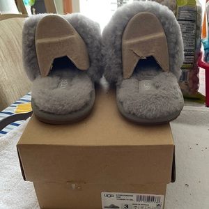 NWT,Ugg slippers,size 3 girls
